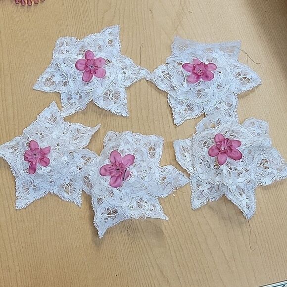 Vtg. 20 Victorian lace hand made snowflake & angel ornaments, &vtg. bead garland - Picture 2 of 12